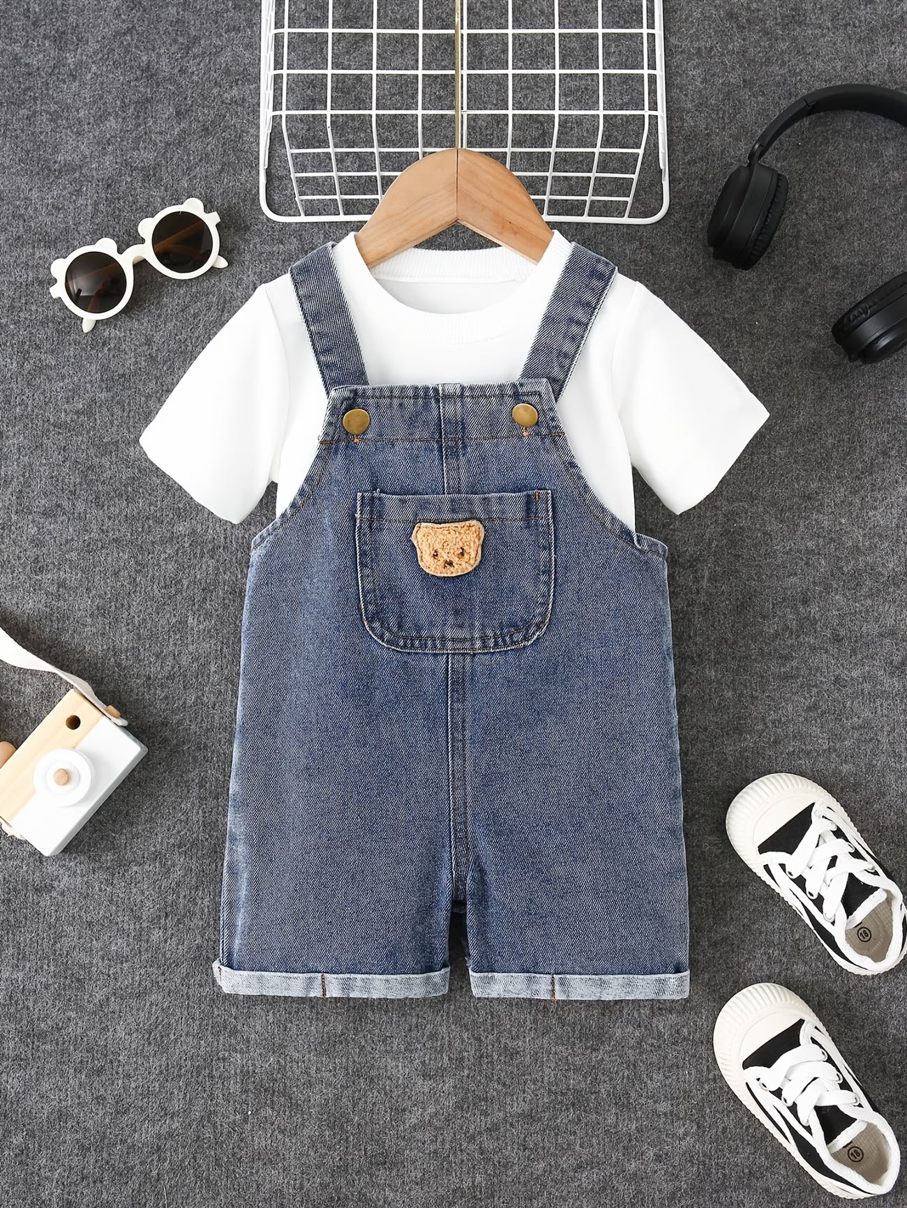 Overol jean con camiseta