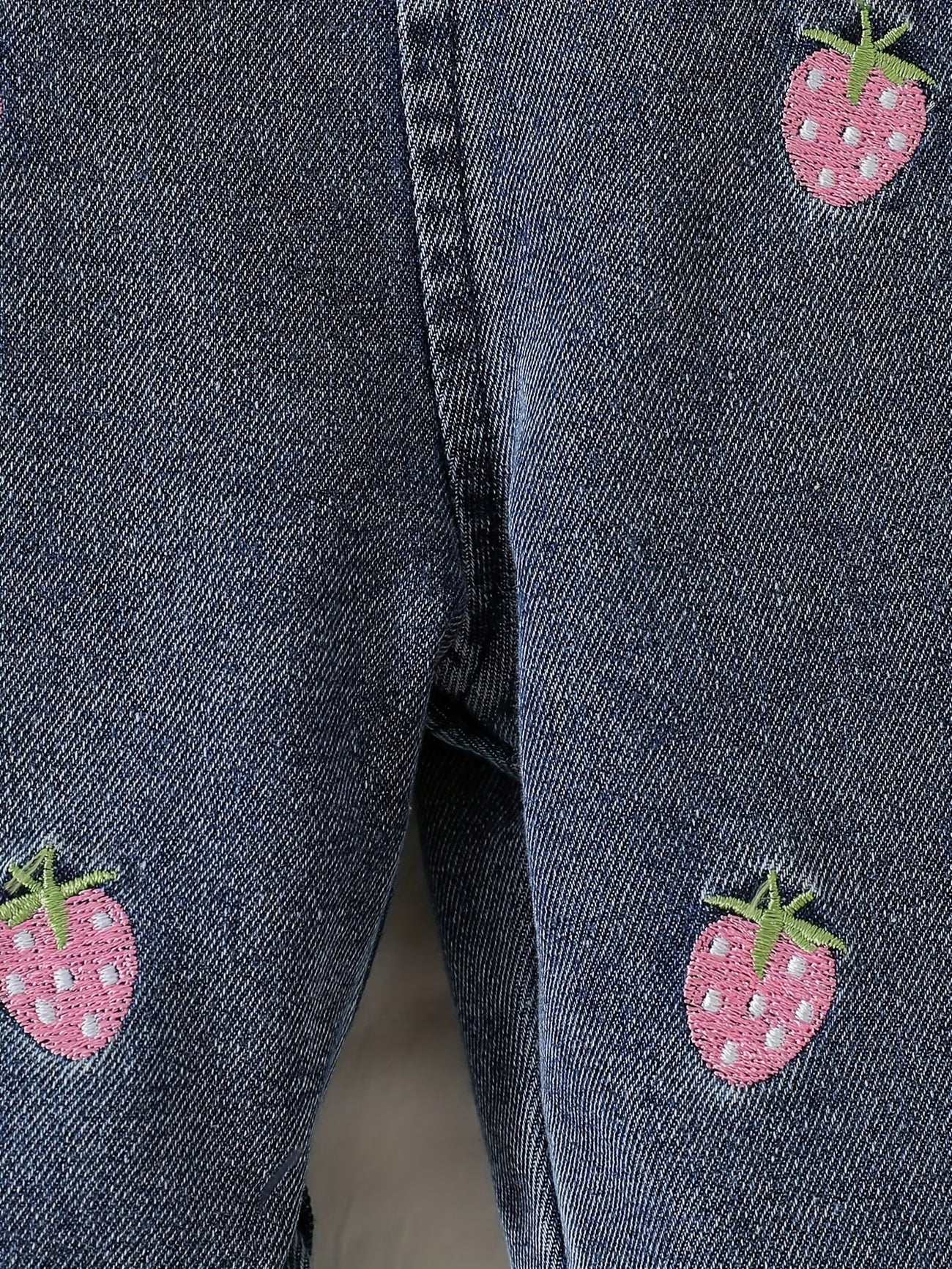 Overol jean bordado de fresas