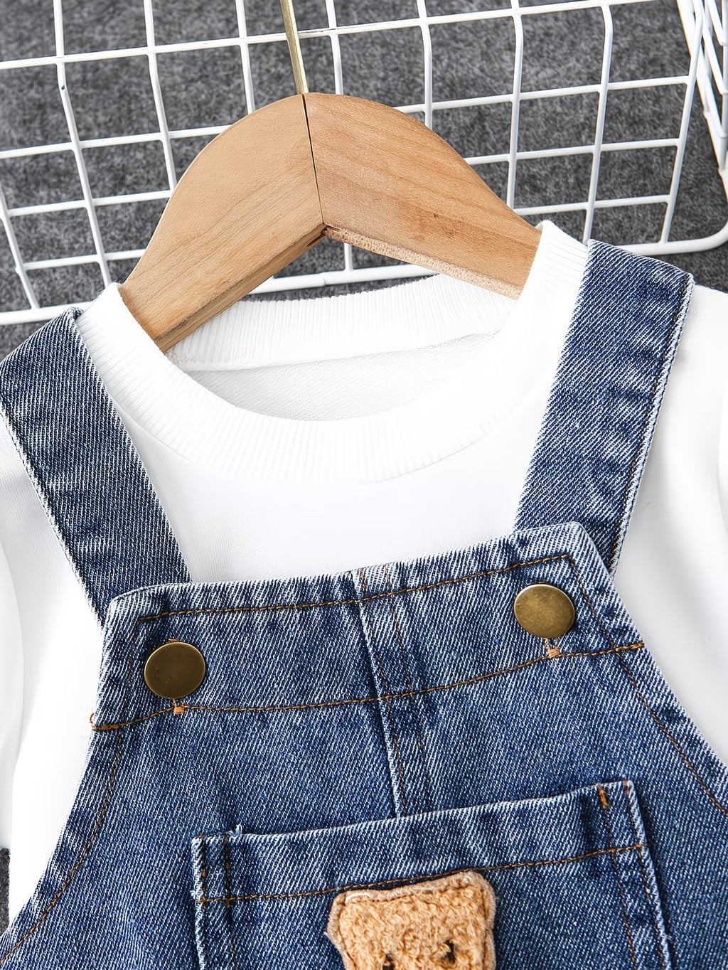 Overol jean con camiseta